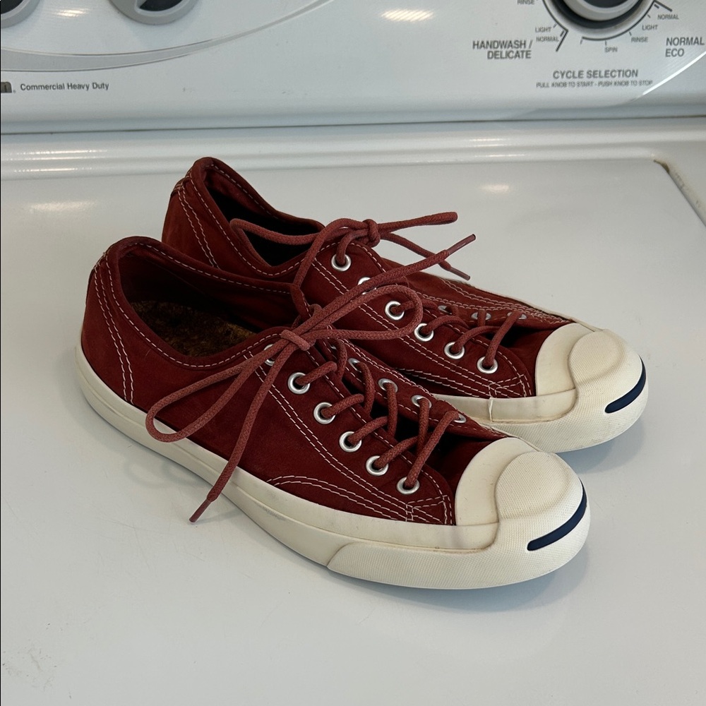 Converse Low-Top Sneakers in Burgundy and White